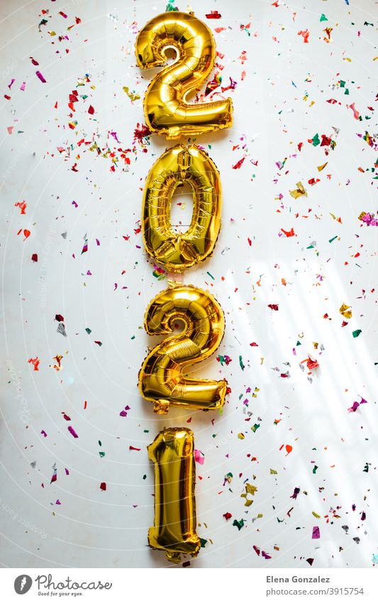 Goldfolie Ballons Ziffer 2021 mit bunten Konfetti auf weißem Hintergrund. Frohes neues Jahr 2021 Feier. zählen Jahre Einladung Glückwünsche glänzend funkeln