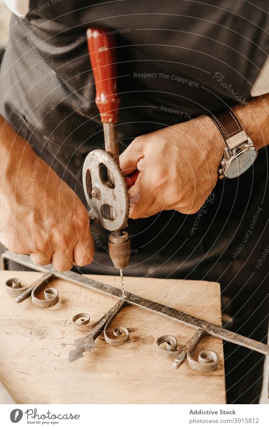 Schreiner bohrt Holzdetail an Werkbank Zimmerer bohren Werkzeug alt altehrwürdig Holzarbeiten kreieren Instrument Kunstgewerbler professionell Hand Arbeit