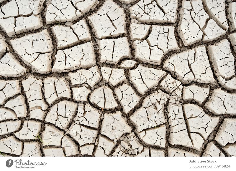 Textur von getrocknetem, rissigem Boden Dürre Riss unfruchtbar wasserlos rau Hintergrund uneben trocken trocknen Oberfläche Erde Natur wüst Grunge Schaden