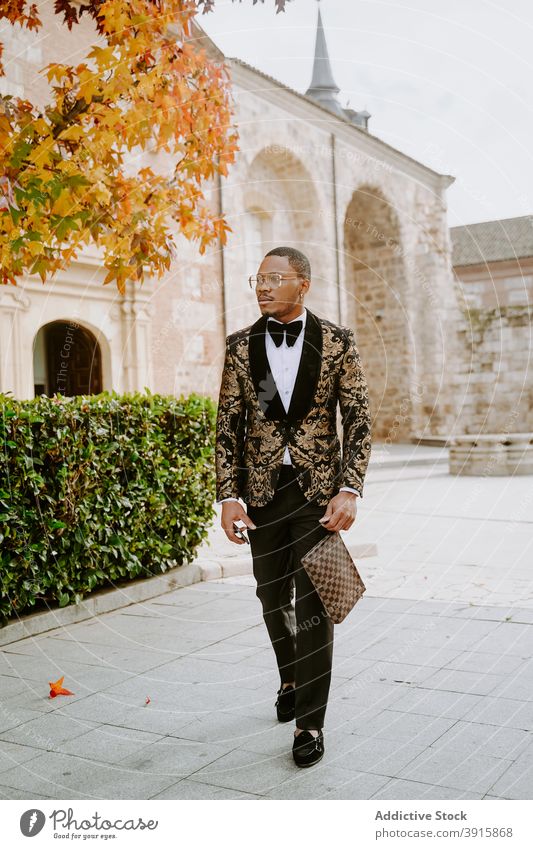 Stilvoller schwarzer Mann in schickem Anzug in der Stadt Smoking Reichtum reich Spaziergang Großstadt teuer Straße männlich ethnisch Afroamerikaner Tracht Mode