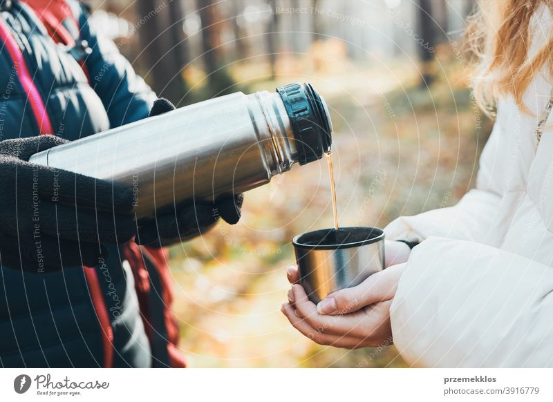 Frauen mit Pause trinken heißen Tee während der Reise im Herbst kalten Tag aktiv Aktivität Abenteuer Backpacker Kaffee Tasse Ausflugsziel genießen Erkundung