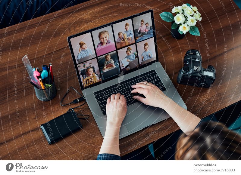 Fotografin, die an Fotos auf Laptop und Kamera arbeitet Unternehmer Kaukasier Büro kreativ Fotografie Person Frau Notebook modern im Innenbereich Tisch klug
