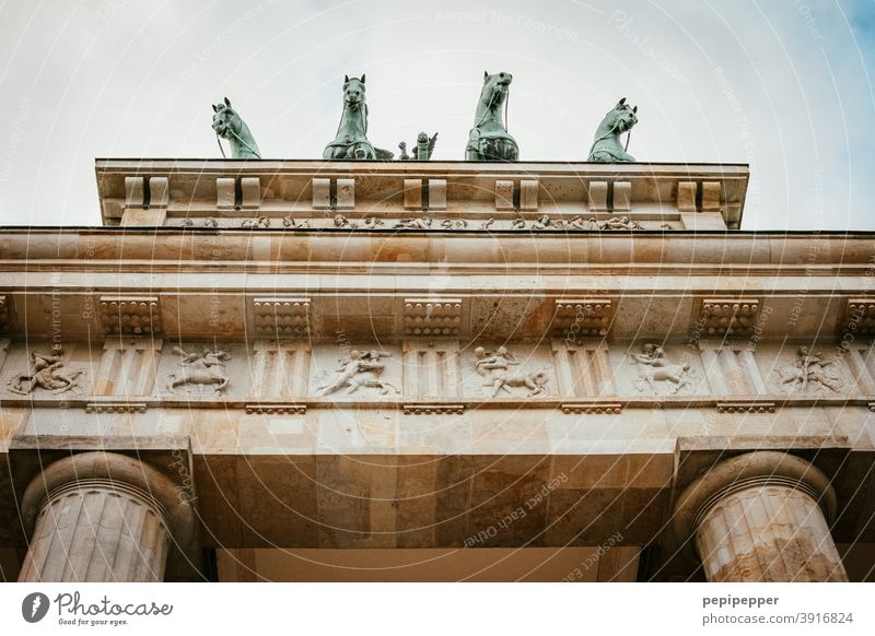 Brandenburger Tor Berlin Architektur Hauptstadt Deutschland Wahrzeichen Sehenswürdigkeit Denkmal Außenaufnahme Bauwerk Farbfoto Menschenleer Stadtzentrum