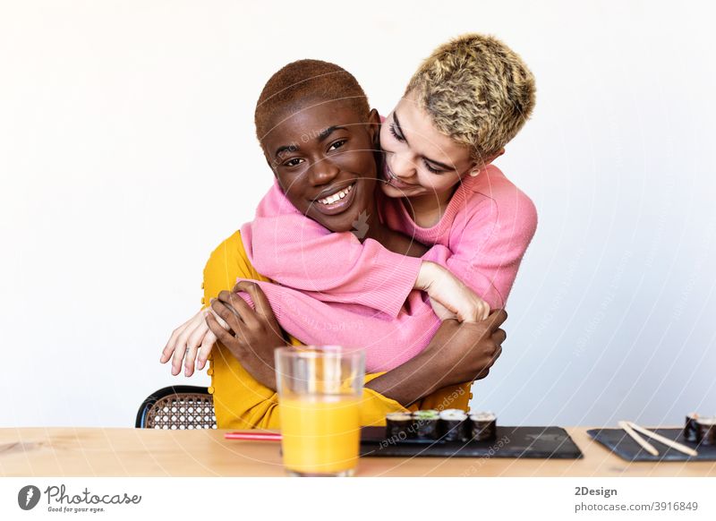 Porträt eines glücklichen multiethnischen homosexuellen Paares, das sich umarmt und lächelt lesbisch Glück Frau Homosexualität Partner Freundin Zusammensein