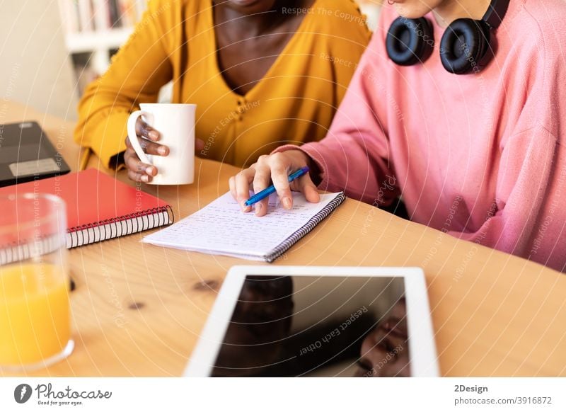 Nahaufnahme von lässig lächelnden Start-up-Geschäftsfrauen im Gespräch bei der Kaffeepause Büro Frauen Sitzung arbeiten Fröhlichkeit Besprechung Business