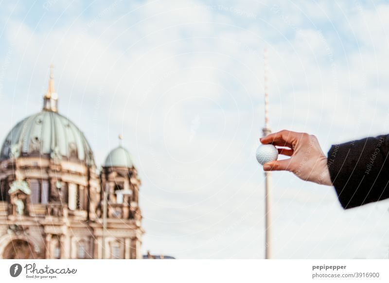 Golfball vor Berliner Fernsehturm gehalten Berlin-Mitte Wahrzeichen Alexanderplatz Himmel Berliner Dom Sehenswürdigkeit Hauptstadt Stadtzentrum Architektur Turm