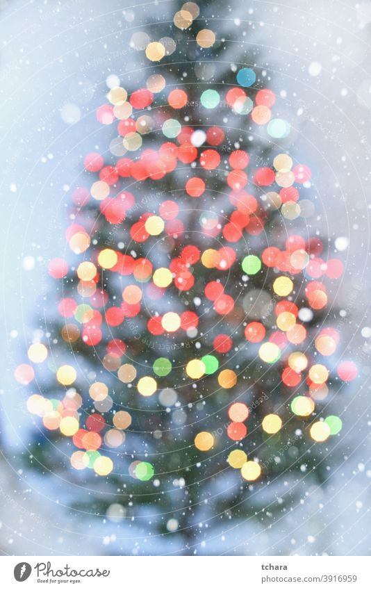 Unscharfe Weihnachtsbaum mit bunten Lichtern auf weißem Hintergrund Weihnachten Bokeh Feiertag abstrakt weihnachtsdekoration hell defokussiert Design Unschärfe