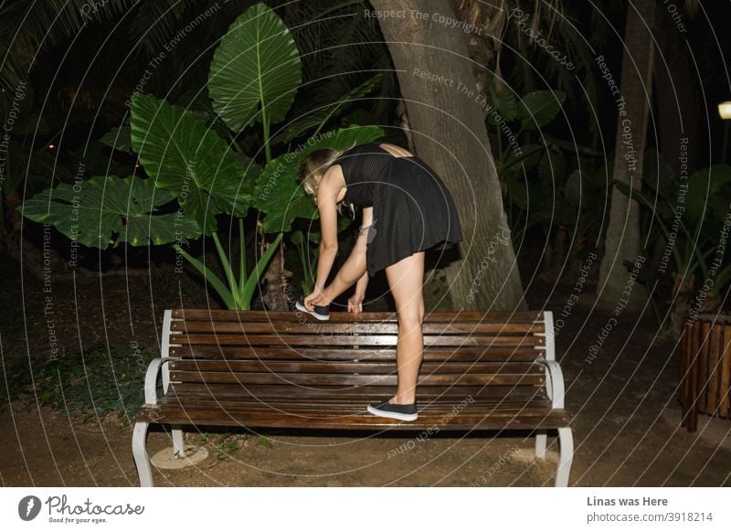 Dieses Stück ist von einer Reise nach Malaga, Spanien. Ein junges blondes Mädchen versucht, nachts in einem botanischen Garten ihren Schuh zu binden. Man hat das Gefühl, dass der Sommer in diesen Ferien nie enden wird.