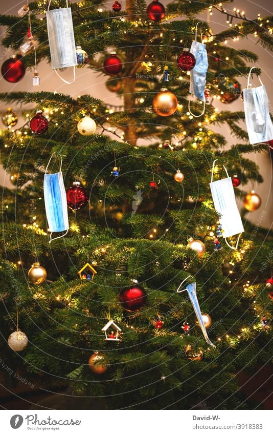 Weihnachtsbaum geschmückt mit Atmenschutzmasken in Zeiten von Corona Coronavirus Weihnachten & Advent Maske Mundschutz Atemschutzmaske Konzept Pandemie
