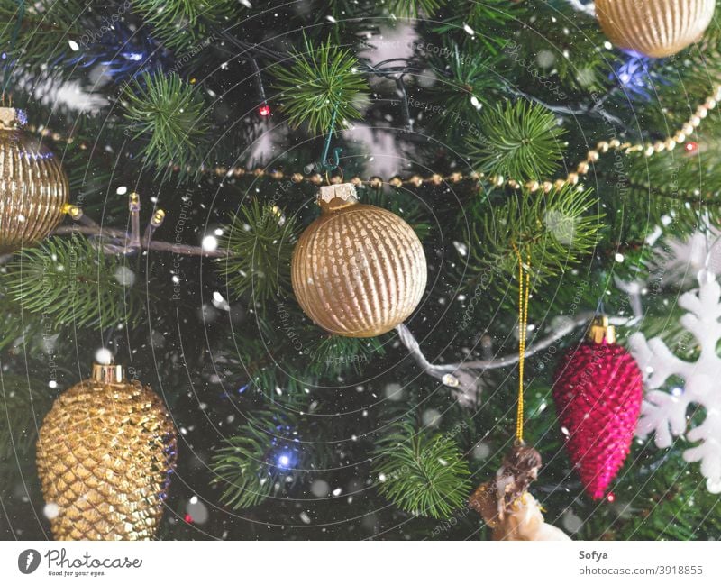 Kleines Mädchen hält goldenes Ornament vor einem Weihnachtsbaum - ein  lizenzfreies Stock Foto von Photocase