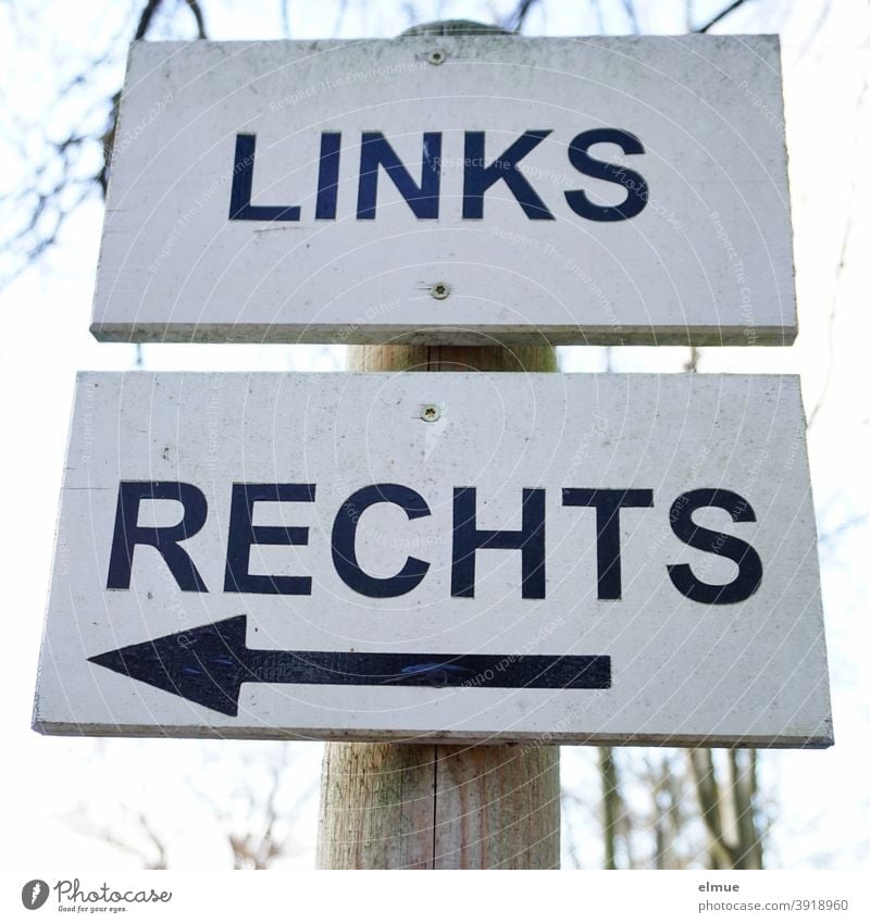 Von Rechtsverdrehern gelinkt / auf zwei übereinander angeschraubten Schildern steht "LINKS" und "RECHTS" - auf dem Schild "RECHTS" zeigt der Pfeil nach links / das andere rechts / Orientierung / Richtung