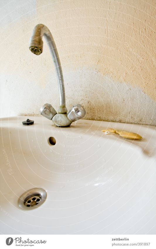 Waschbecken Whirlpool Häusliches Leben Wohnung Innenarchitektur Badewanne Raum Küche Mauer Wand alt Sauberkeit verrückt Abfluss Handwaschbecken hygiene