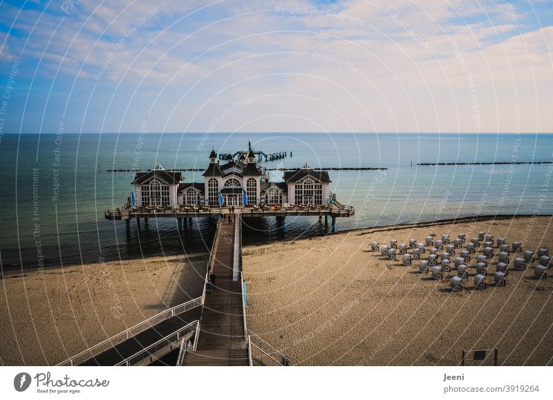 Ostsee-Seebrücke | blauer Himmel mit Wolken | Strand mit Strandkörben Sellin Ostseeküste Insel Rügen ruhig Ferien & Urlaub & Reisen Tourismus Ausflug Natur Meer