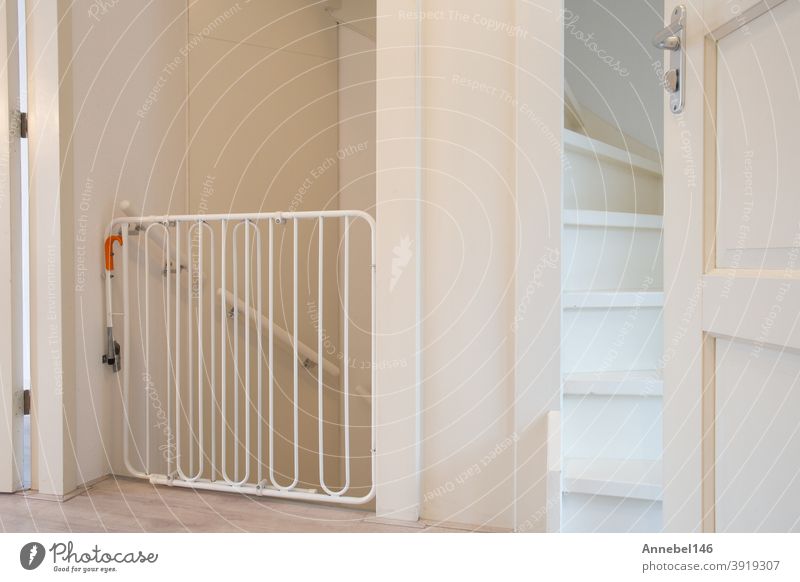 Schützendes weißes Baby-Sicherheits-Treppengitter im Flur Treppenhaus modernes neues Haus, Zaun für Kinder im schönen Haus Gate heimwärts Freitreppe Schutz