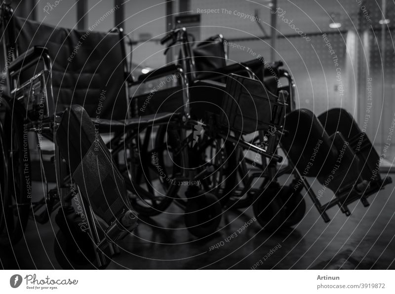Leerer Rollstuhl im Krankenhaus in der Nacht für Service-Patienten und behinderte Menschen. Medizinische Geräte im Krankenhaus für die Unterstützung behinderter alter Menschen. Stuhl mit Rädern für die Patientenversorgung im Pflegeheim.