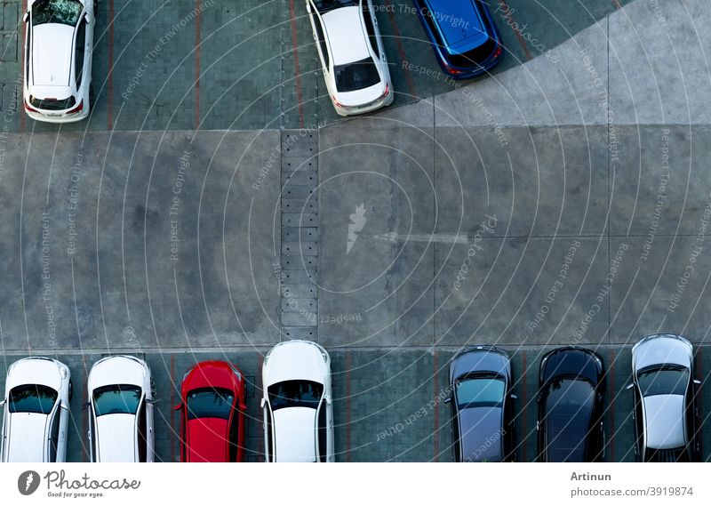 Konvexer sicherheitsspiegel an der kurve des innenparkplatzes, um das  unfallrisiko aus unübersichtlichen ecken zu verringern