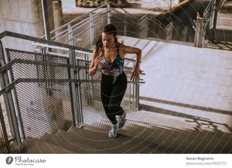 Junge Frau läuft in der städtischen Umgebung Treppe Übung Training Fitness Läufer Athlet urban Großstadt jung Lifestyle Gesundheit Person Aktivität passen eine