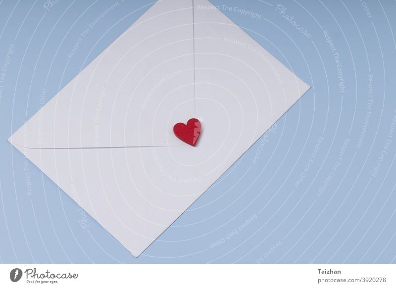 Umschlag und rotes Herz auf blauem Hintergrund. Geschenk, Nachricht für Liebhaber. Valentinstag Gruß Konzept. Post Jahrestag Kuvert Papier Design Symbol