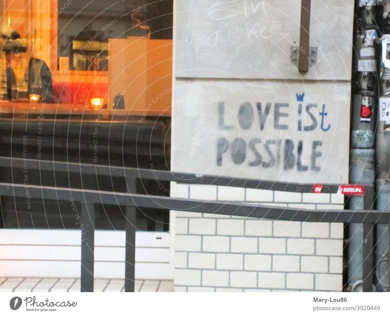 Spruch auf Wand "Love is(t) possible" Liebe Love is possible Kneipe Graffity Typografie Streetart Urban Außenaufnahme Romantik Graffiti Verliebtheit verlieben