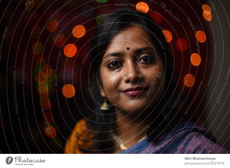 Gesicht Porträt einer lächelnden indischen Frau in Licht Bokeh Hintergrund Erwachsener Kunst asiatisch schön Bengali Feier heiter Bekleidung Kultur Diwali-Feier
