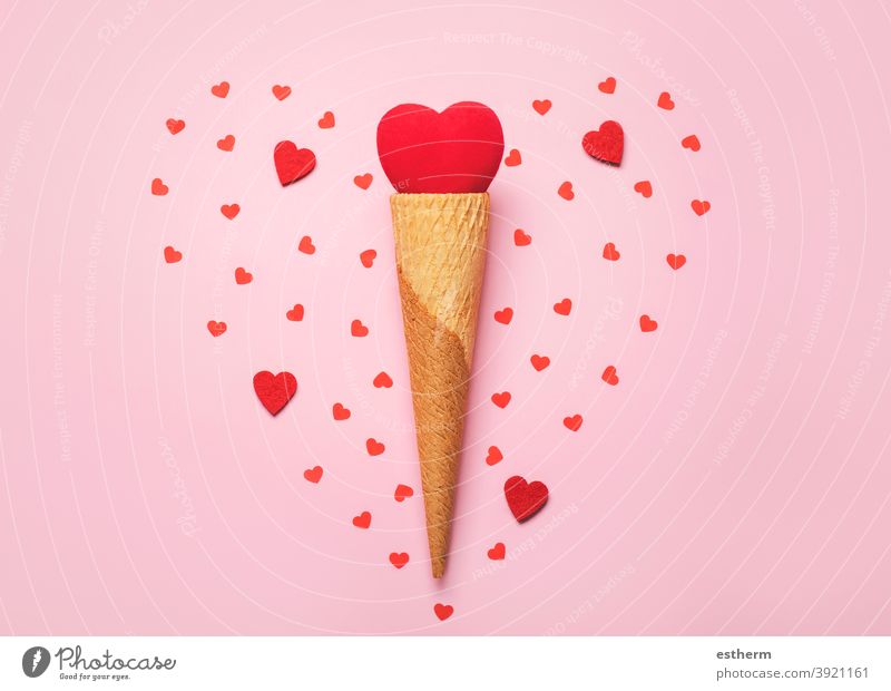 Happy Valentine's Day.Red Herz in Eis cone.Valentine Tag Konzept Valentinstag Liebe Valentinshintergrund lieblich Ich liebe dich Valentinsgruß Eistüte