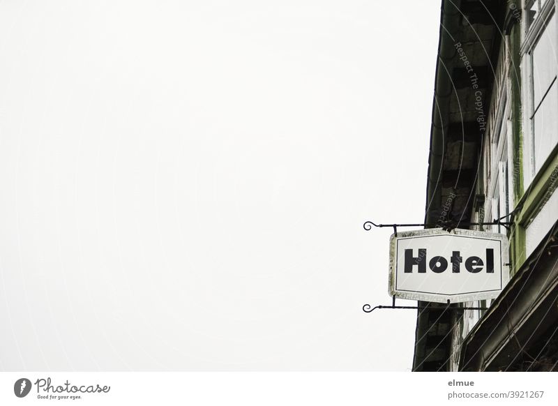 "Hotel" steht auf dem Schild am Gebäude / Beherbergungsverbot / Übernachtung Hotelschild Metall Hinweisschild Schriftzeichen Fassade Fenster Coronaregel