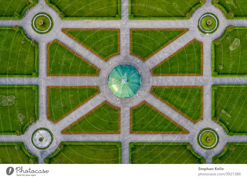 Symmetrische Luftaufnahme auf einen grünen Park mit einem Tempel in seiner Mitte, gerade von oben nach unten, beliebtes Architekturfoto. Antenne speziell