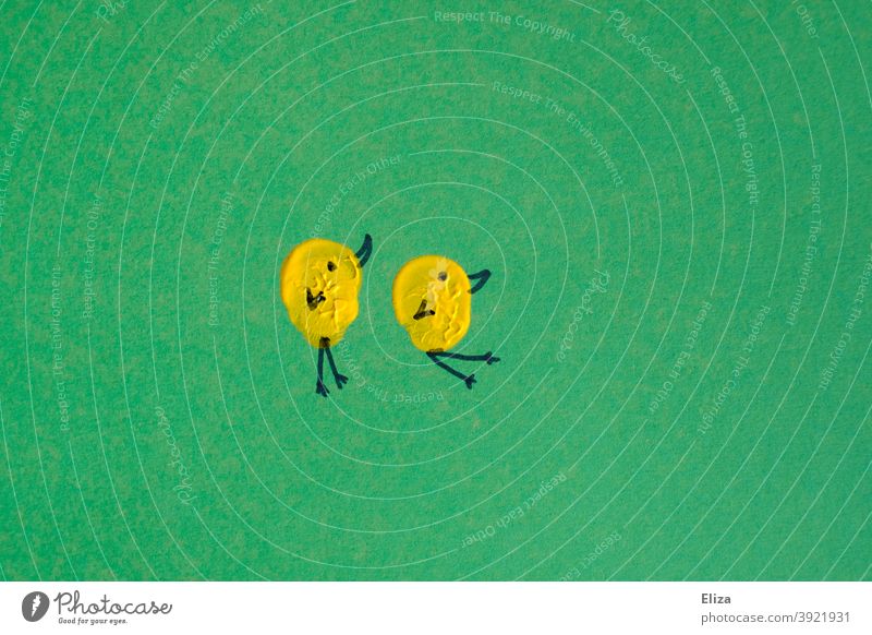Gemalt: Zwei gelbe Küken auf grünem Hintergrund gemalt Ostern zwei Paar paarweise niedlich gebastelt gezeichnet