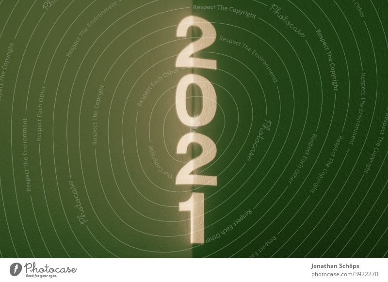 Jahreszahl 2021 als Schrift Projektion typografisch Beamer Jahr 2021 Jahresbeginn Neujahr Silvester 2021 Typografie Wand grün minimalistisch neustart