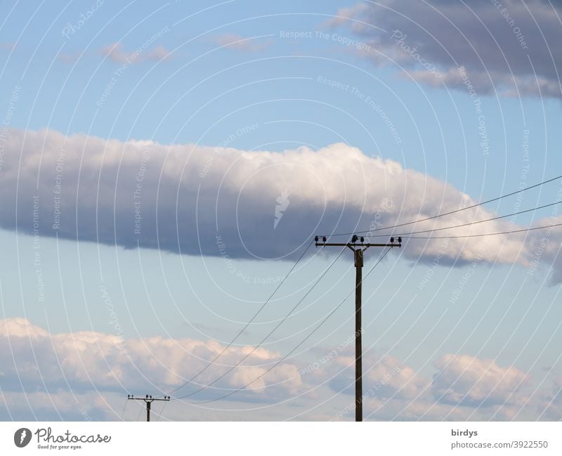 Stromleitungen mit Masten ,blauer Himmel mit Wolken. Telefonleitungen an Masten Strommasten Verbindung Kabel Stromversorgung Kommunikation Oberleitung