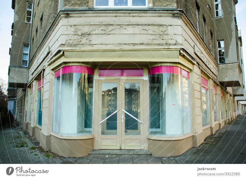 Es war einmal ein Geschäft für Mode Ladengeschäft Fassade Leerstand Ladenfront retro Zahn der Zeit Bürgersteig Vergangenheit Architektur Stil Pankow Ecke DDR