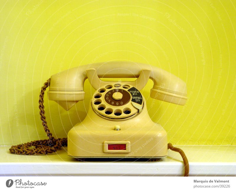 Gelbes Telefon Telekommunikation Kabel Technik & Technologie Schnur historisch gelb Apparatur Wählscheibe Anschluss Vorkriegszeit Leitung Farbfoto mehrfarbig