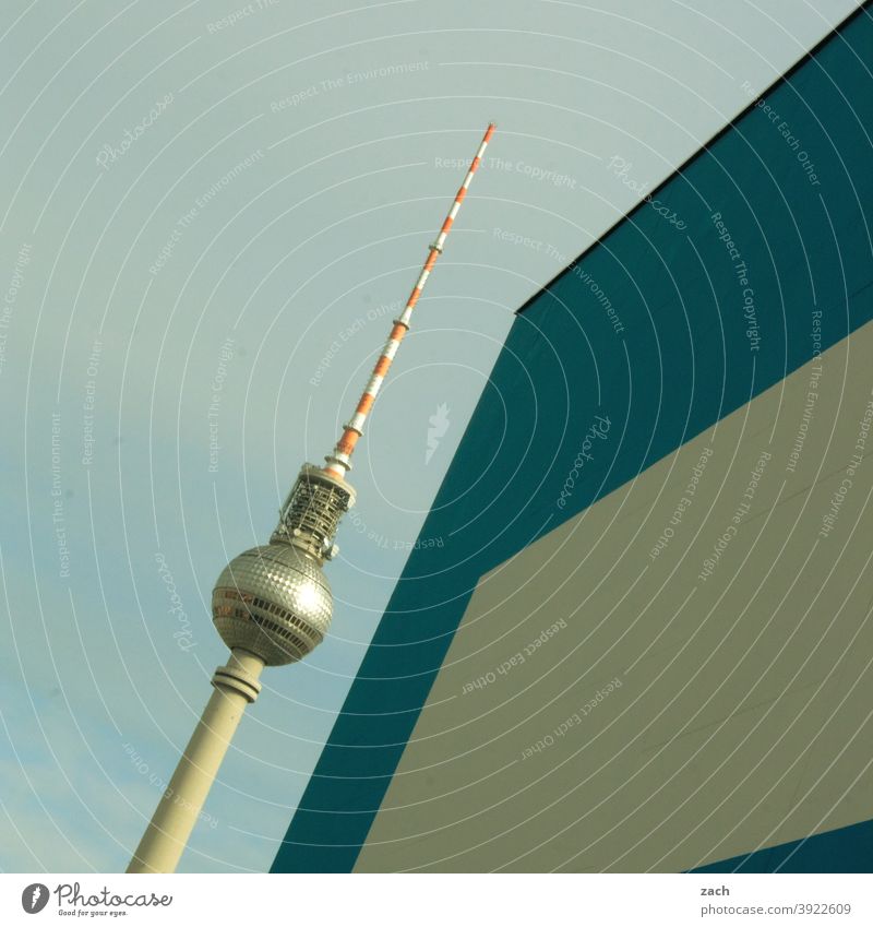 Paralleluniversum Berliner Fernsehturm Architektur verstecken Wand modern Stadt diagonal blau weiß Wahrzeichen Fassade Denkmal Hauptstadt grau hoch groß Turm