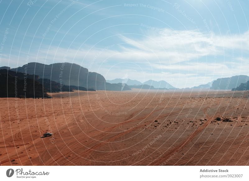 Erstaunliche Aussicht auf trockene Wüste und Berge an einem sonnigen Tag Sandstein wüst Tal Berge u. Gebirge Landschaft trocknen heiß Klima Wadi Rum Jordanien