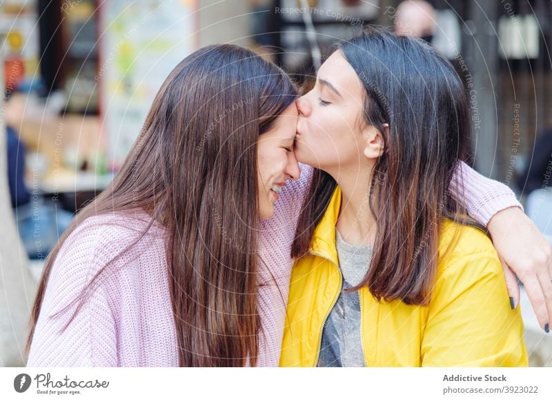 Paar von zarten Frauen küssen auf der Straße Kuss Stirn lesbisch Angebot lgbt Liebe schwul Freundin Bonden kuscheln Großstadt Wochenende Zusammensein