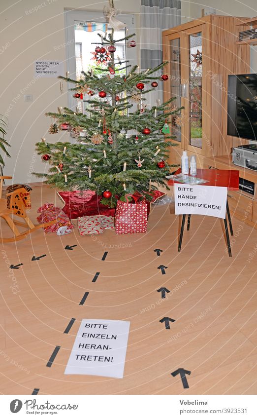 Weihnachtsbaum in Zeiten von Corona christbaum covid 19 covid19 pandemie stosslueften weihnachten fest feier wohnzimmer weihnachtsschmuck christbaumschmuck