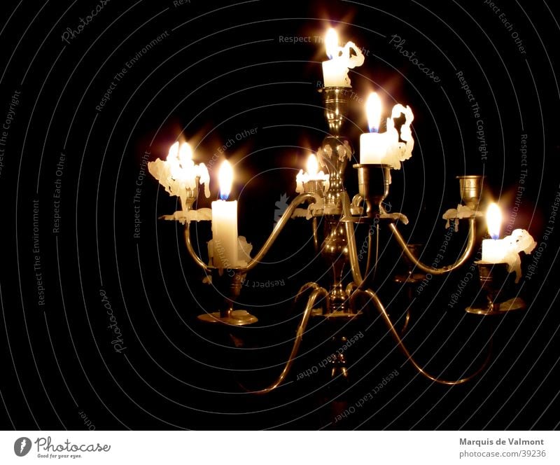 kurz vor dunkel #1 Kerze Kerzenschein Licht Leuchter Kerzenständer Wachs bizarr Stimmung Ambiente Möbel glänzend Erkenntnis historisch Physik Häusliches Leben