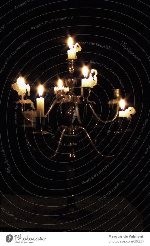 kurz vor dunkel #2 Kerze Kerzenschein Licht Leuchter Kerzenständer Wachs bizarr Stimmung Ambiente Möbel glänzend Erkenntnis historisch Physik Häusliches Leben
