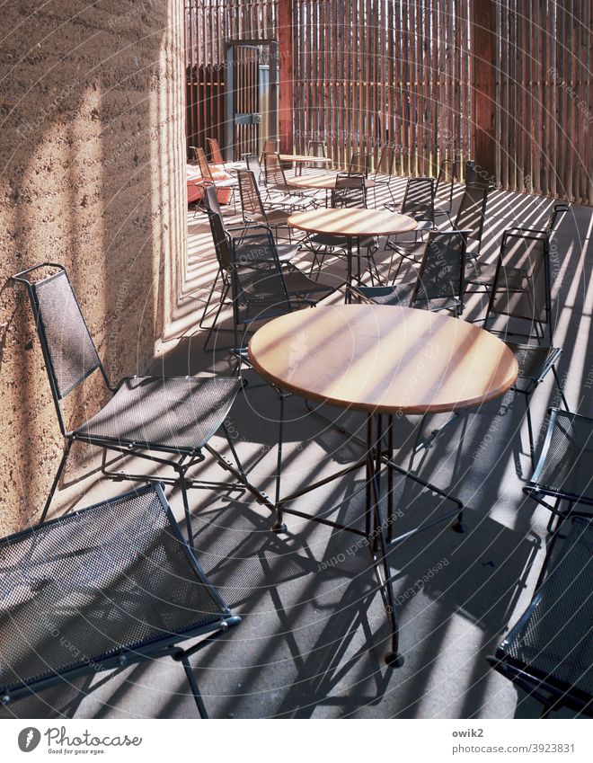 Stühle, Tische, Streifen Café Innenraum geheimnisvoll abstrakt geschlossen Gastronomie Sitzgelegenheit leer tief Einblick Design Lichteinfall modern einfach