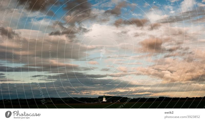 Göda, Oberlausitz Panorama (Aussicht) Kirche Kirchturmspitze Abenddämmerung Wolkenformation Farbfoto Außenaufnahme Menschenleer Textfreiraum oben Dämmerung