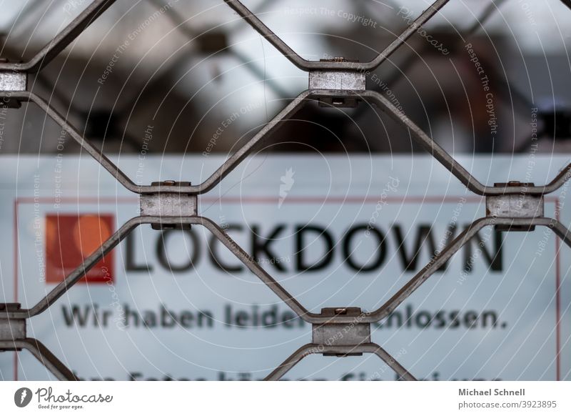 Geschlossenes Geschäft mit Gitter und Schriftzug "Lockdown - Wir haben leider geschlossen." I corona thoughts Corona Pandemie Corona-Virus Coronavirus