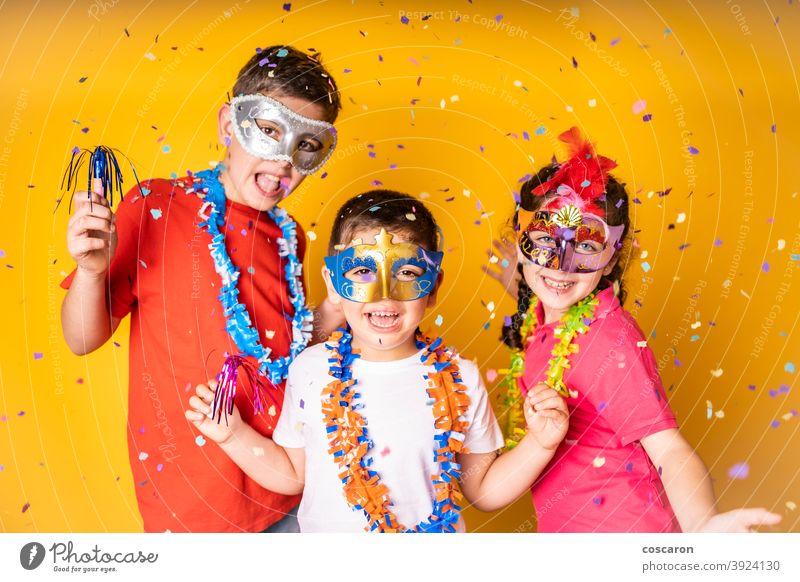 Drei Kinder, die zu Hause Karneval oder Silvester feiern Hintergrund schön Geburtstag Junge Verschlussdeckel zu feiern Feier heiter Kindheit Bekleidung Konzept