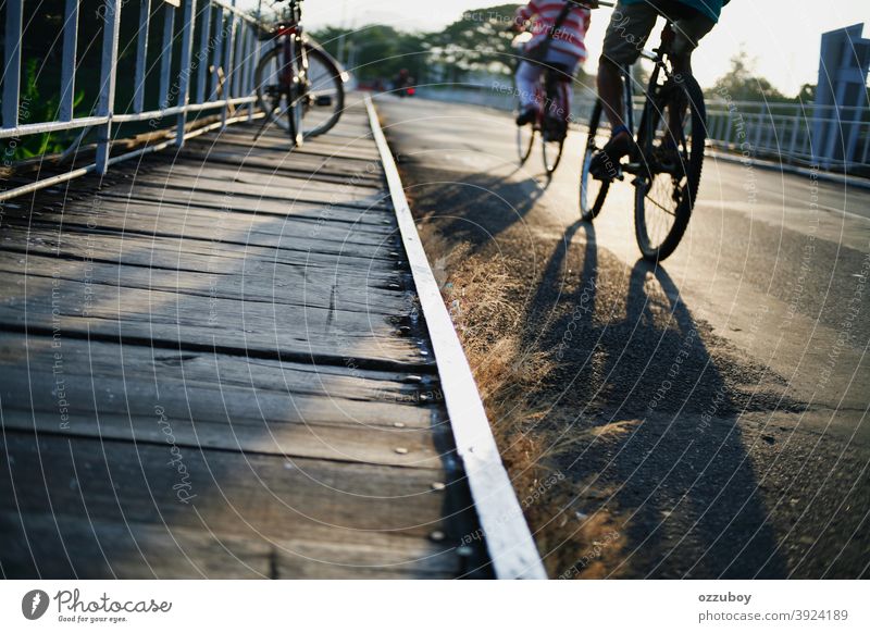 Menschen, die die Brücke mit dem Fahrrad überqueren im Freien Person Radfahrer Lifestyle Fahrradfahren Mann Erholung Sport Transport Erwachsener Straße