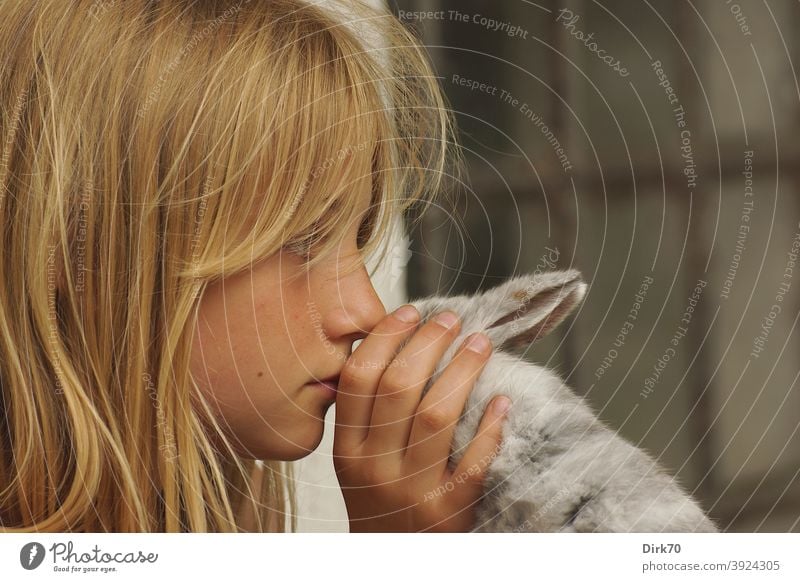Porträt eines jungen Mädchens mit Kaninchen im Profil mädchenhaft Mädchenportrait Mädchengesicht nachdenklich Nachdenklichkeit Ruhe ruhige szene zärtlich