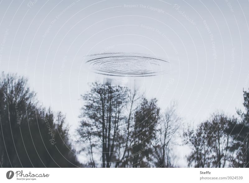 die fliegen wieder UFO Sichtung Aliens außerirdisch Raumfahrzeug Außerirdische verrückt ungewiss Ungewissheit rätselhaft irreal mysteriös unheimlich trüb