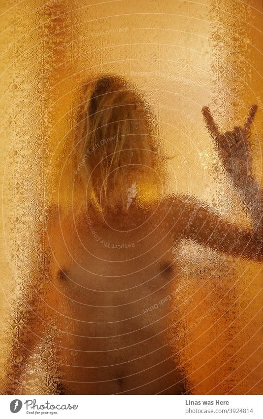 Nacktes Mädchen mit einem perfekten Körper hinter der Glastür. Ein Stück erotische Fotografie, aber mit einigen Filter auf. hinter dem Glas nacktes Mädchen