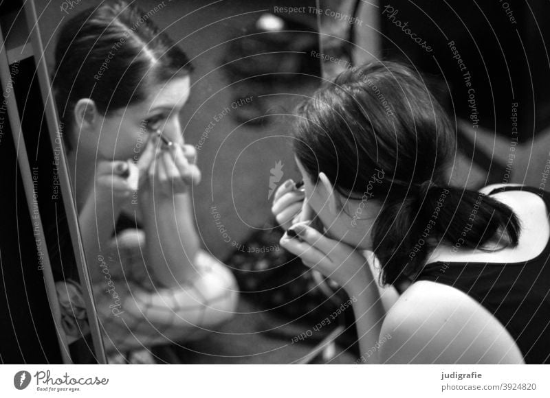 Mädchen schminkt sich vor Spiegel Frau Schwarzweißfoto Junge Frau Haare & Frisuren Mensch Make-up Schminken feminin Jugendliche Kopf Innenaufnahme Auge