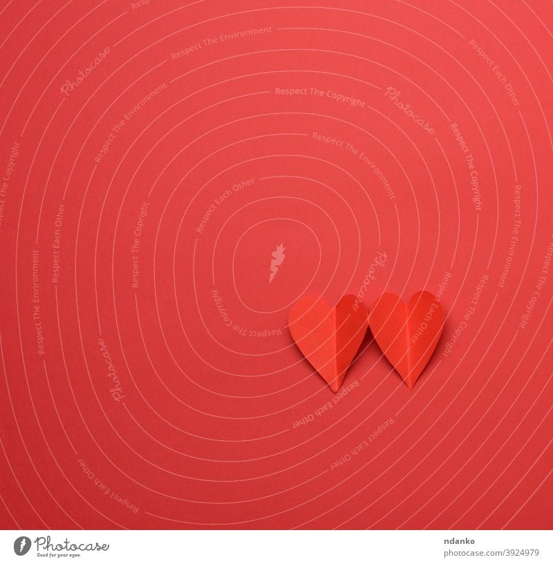 zwei Papierherzen auf einem roten Hintergrund Geschenk Gruß handgefertigt Herz Feiertag Einladung kennzeichnen Liebe Heirat präsentieren romantisch Form Zeichen