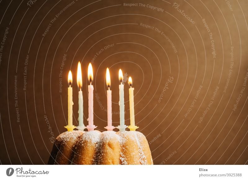 Brennende Geburtstagskerzen auf einem Geburtstagskuchen Kuchen Kerzen happy Birthday Geburtstagsfeier Guglhupf Feste & Feiern Kindergeburtstag Happy Birthday