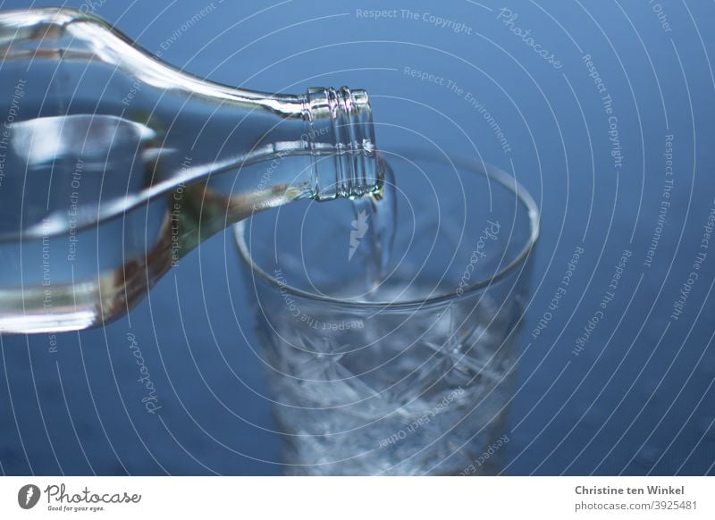Neustart 2021. Gute Vorsätze, Gesundheit, Diät, Mäßigung, Verzicht. Wasser als Symbol des Lebens. Mineralwasser wird in ein Glas gegossen. Trinkwasser